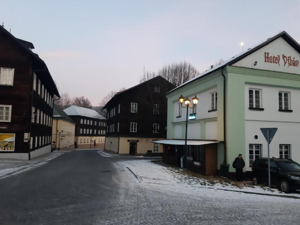 Hotel Dzban Jindrichov エクステリア 写真
